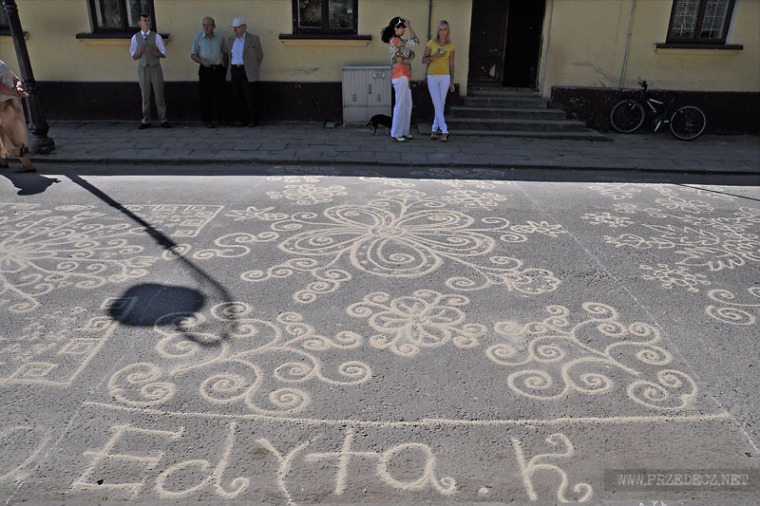 Poland: old tradition of drawing protective symbols with sand