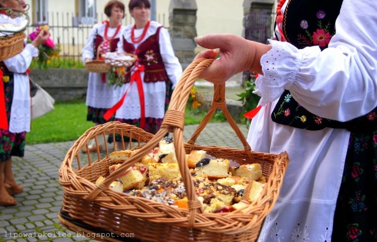 Poland: sharing of food after blessing on the day of Divine Mother of Herbs